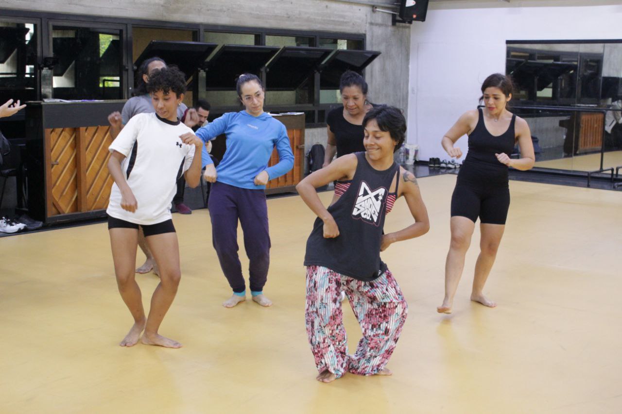 «Creando desde la Dramaturgia del Movimiento» cautivó a estudiantes en una clase magistral única