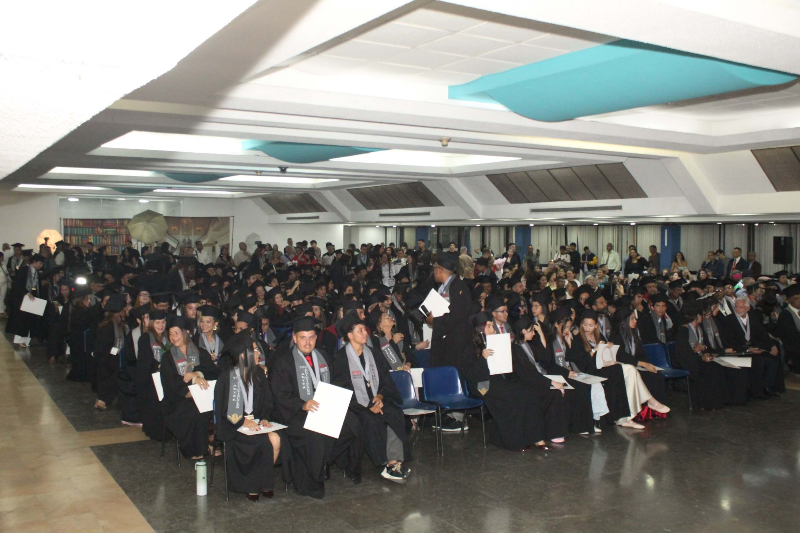 Unearte confiere títulos a 262 graduados y posgraduados